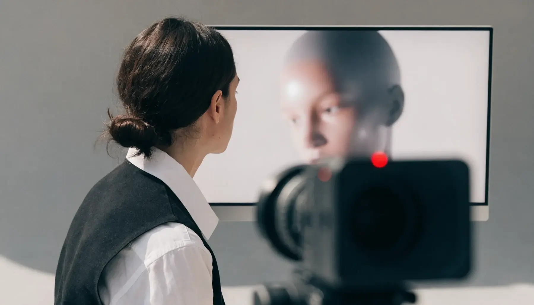 Aufnahmesituation für ein KI-Video der MULTIMEDIAFABRIK mit ruhigem Studio-Setup